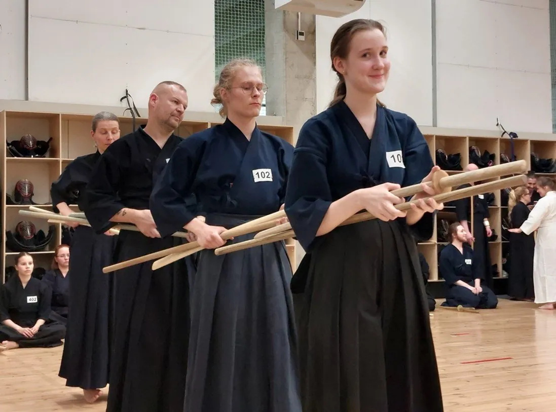 Puukepiga maailma vastu: Põlva osavad võitluskunstnikud hiilgasid Soomes